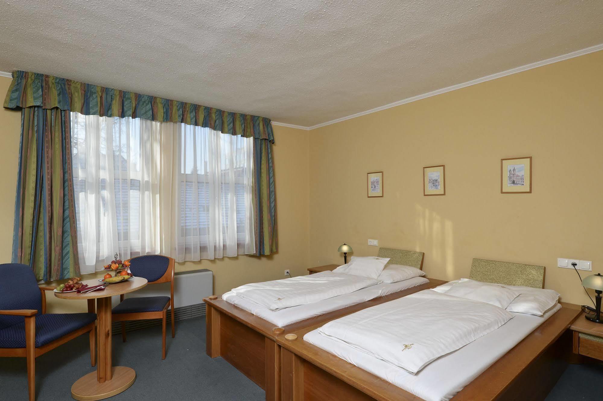 Hotel Unicornis Eger Exterior foto